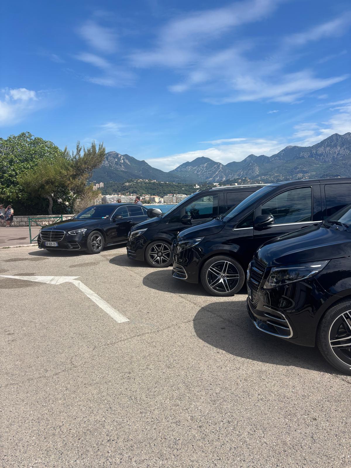 Flotte Premium Services – Mercedes noires sur la Côte d'Azur avec vue sur les montagnes