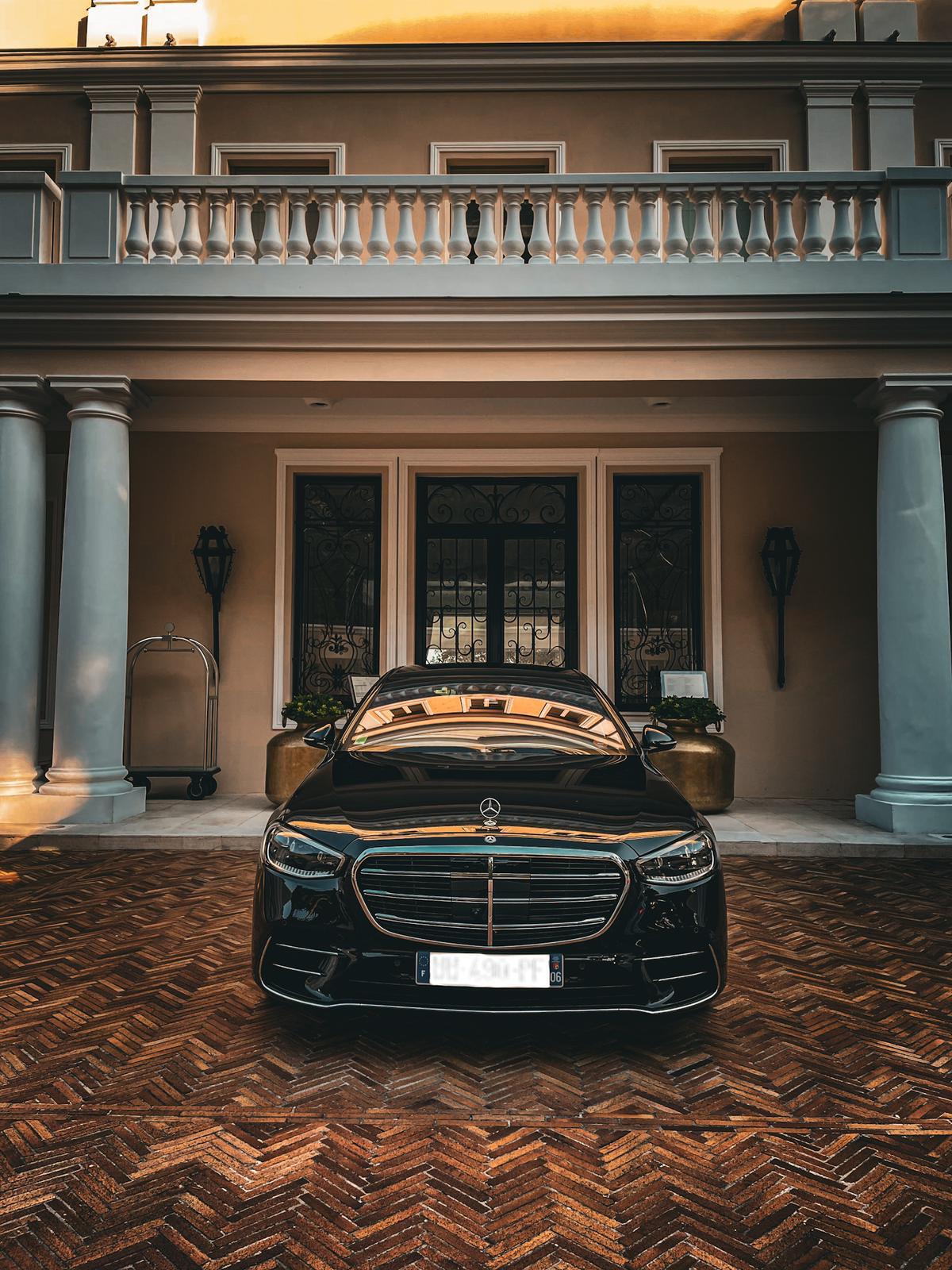 Mercedes-Benz Classe S Premium Services devant un palace de la Côte d'Azur
